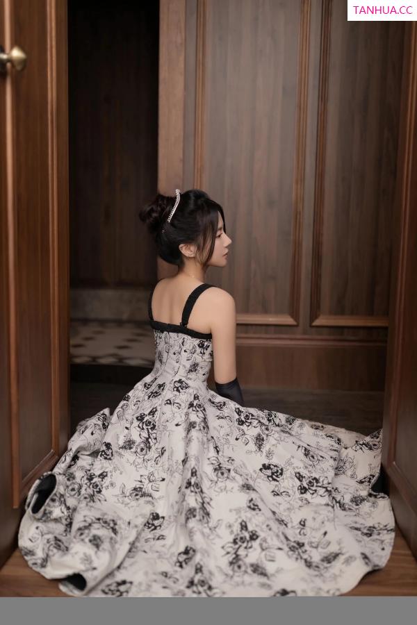鱼子酱fish  [XiuRen]高清写真图 2024.02.19 No.8109 鱼子酱Fish 生日主题第8张图片